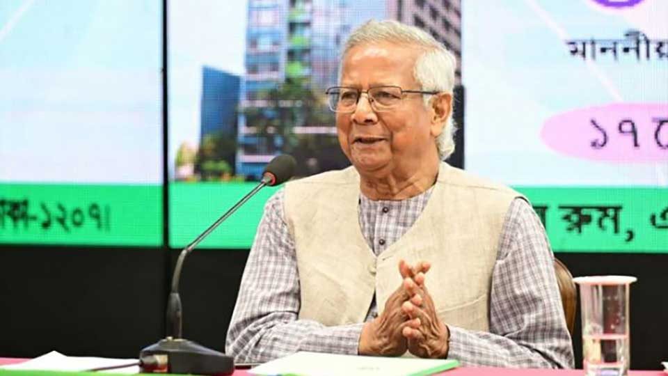 প্রধান উপদেষ্টা অধ্যাপক ড. মুহাম্মদ ইউনূস শনিবার রাজধানীর আগারগাঁওয়ে মাইক্রোক্রেডিট রেগুলেটরি অথরিটির (এমআরএ) নতুন ভবন উদ্বোধনকালে বক্তব্য দেন। ছবি : বাসস