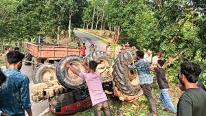 রাঙামাটির বাঘাইছড়ি উপজেলায় উল্টে যাওয়া কাঠবোঝাই ট্রাক্টর।