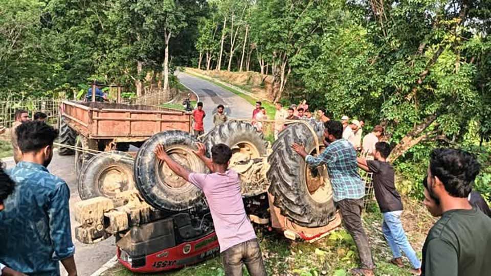 রাঙামাটির বাঘাইছড়ি উপজেলায় উল্টে যাওয়া কাঠবোঝাই ট্রাক্টর।