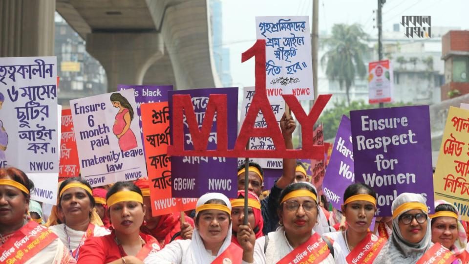 মে দিবস; শ্রমিকের অধিকার প্রতিষ্ঠার দিন। ১৮৮৬ সালের ১ মে যুক্তরাষ্ট্রের শিকাগো শহরের হে মার্কেটে দৈনিক শ্রম সময় আট ঘণ্টা করার দাবিতে যে আন্দোলন শুরু হয়েছিল। রক্তের বিনিময়ে আদায় করতে হয়েছিল সেই দাবি। তারপর থেকে ১ মে আন্তর্জাতিক শ্রমিক দিবস হিসাবে পালিত হচ্ছে বিশ্বজুড়ে। ছবি : সকাল সন্ধ্যা
