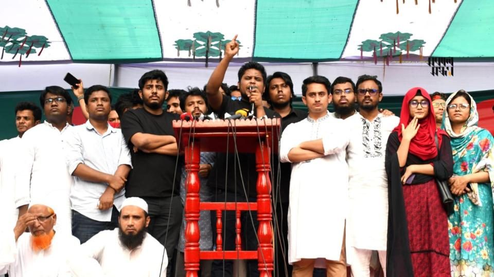 আওয়ামী লীগ নিষিদ্ধের দাবিতে শাহবাগে সমাবেশে হাসনাত আব্দুল্লাহ।