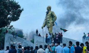 ছাত্র-জনতার অভ্যুত্থানে ২০২৪ সালের ৫ আগস্ট আওয়ামী লীগ সরকারের পতনের পর ভেঙে ফেলা হয় ঢাকার বিজয় সরণীতে থাকা বঙ্গবন্ধুর ভাস্কর্য।