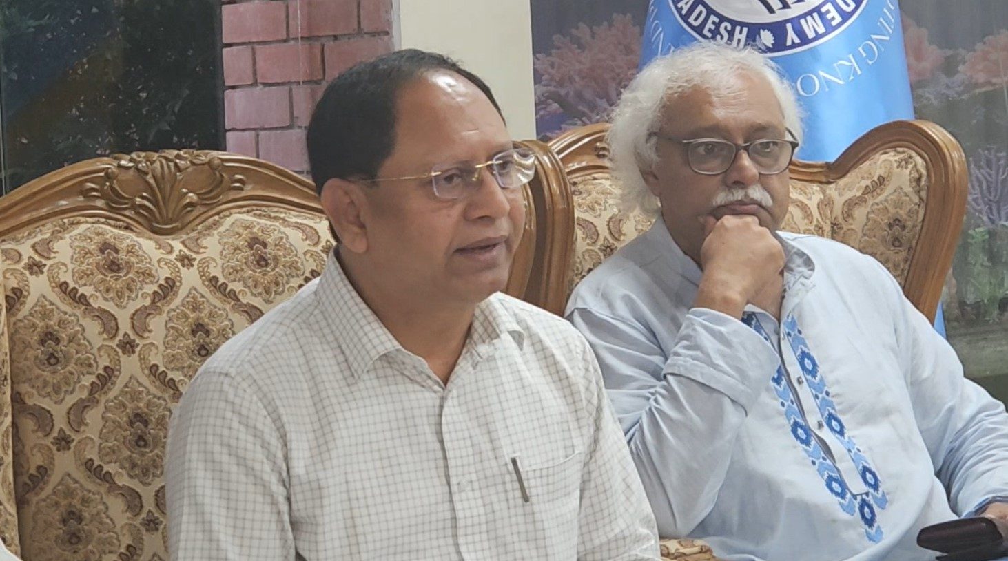 বৈঠক বয়কটের পর সংবাদ সম্মেলনে গণফোরামের সাধারণ সম্পাদক মিজানুর রহমান ও সিপিবি সাধারণ সম্পাদক রুহিন হোসেন প্রিন্স।