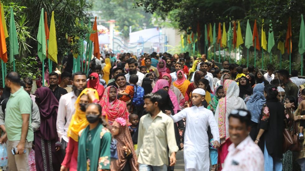 ঈদুল আজহার পরদিন উপচে পড়া ভিড় দেখা গেছে রাজধানীর মিরপুরে বাংলাদেশ জাতীয় চিড়িয়াখানায়। ছবি : হারুন-অর-রশীদ