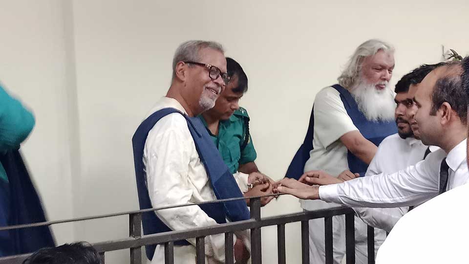 আদালতে সাবেক সিইসি এ কে এম নূরুল হুদা।
