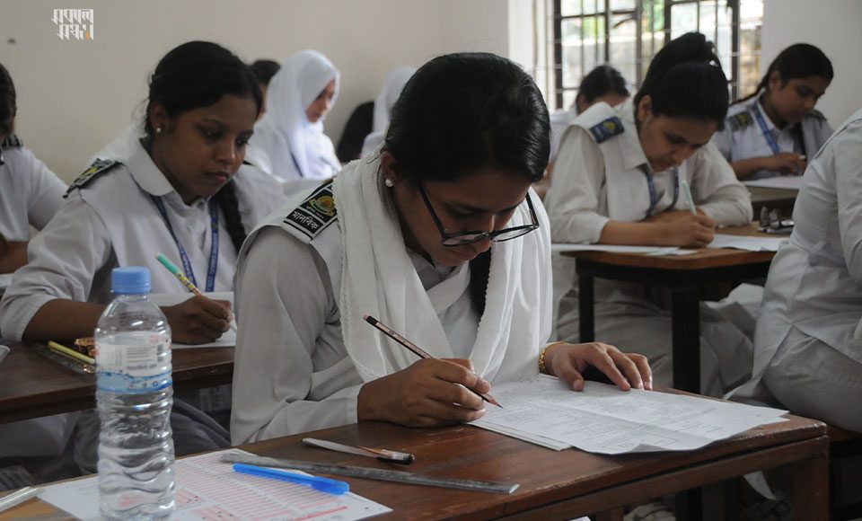 চলতি বছরের এইচএসসি ও সমমানের পরীক্ষা শুরু হয়েছে বৃহস্পতিবার। ছবি : হারুন-অর-রশীদ
