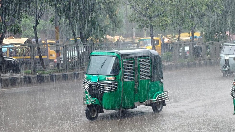 মৌসুমী বায়ু সক্রিয় হয়ে ওঠার কারণে সাগর উত্তাল রয়েছে। তার প্রভাবে বৃষ্টি হচ্ছে দেশের বিভিন্ন স্থানে। ছবি : হারুন-অর-রশীদ