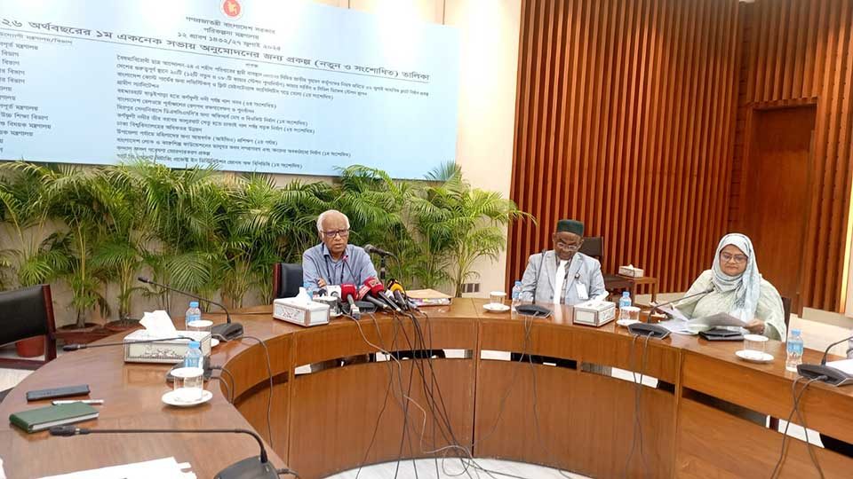 একনেক সভা পরবর্তী সংবাদ সম্মেলনে পরিকল্পনা উপদেষ্টা অধ্যাপক ওয়াহিদউদ্দিন মাহমুদ। ছবি : পরিকল্পনা মন্ত্রণালয়
