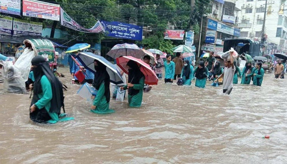 অবিরল বৃষ্টিতে তলিয়েছে ফেনী শহর।
