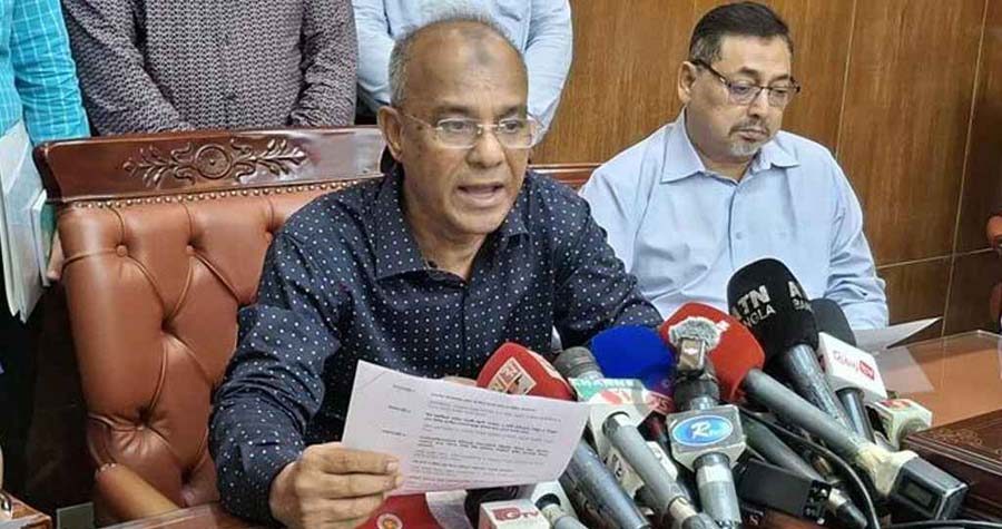 সংবাদ সম্মেলনে স্বরাষ্ট্র উপদেষ্টা জাহাঙ্গীর আলম চৌধুরী।