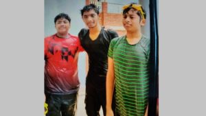 লাল টিশার্ট পরা দীপ্ত আর সবুজ টিশার্ট পরা আয়ানের মাঝে মাকিন।