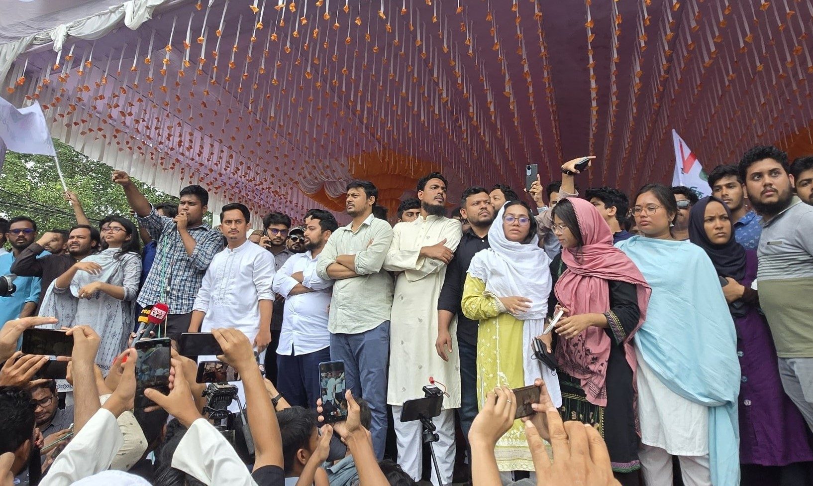 গোপালগঞ্জ শহরের পৌর পার্কে সমাবেশে এনসিপির নেতারা।
