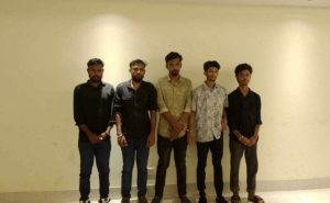 আওয়ামী লীগের শাম্মী আহমেদের বাসা থেকে চাঁদাবাজির অভিযোগে গ্রেপ্তার হন আব্দুর রাজ্জাক বিন সোলাইমান রিয়াদসহ পাঁচজন।
