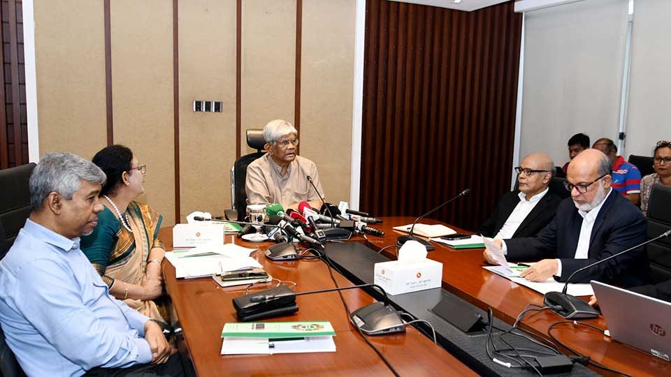 বুধবার সচিবালয়ে সার্বজনীন পেনশন স্কিমের অ্যাপ ইউপেনশন এর উদ্বোধনী অনুষ্ঠানে অর্থ উপদেষ্টা ড. সালেহউদ্দিন আহমেদ। ছবি : অর্থ মন্ত্রণালয়