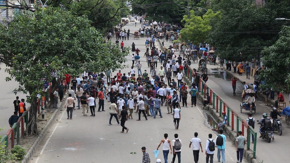 সায়েন্স ল্যাবে ঢাকা কলেজ ও ঢাকা সিটি কলেজের শিক্ষার্থীদের মধ্যে থেমে থেমে পাল্টাপাল্টি ধাওয়া ও সংঘর্ষের ঘটনা ঘটে। ছবি : হারুন-অর-রশীদ