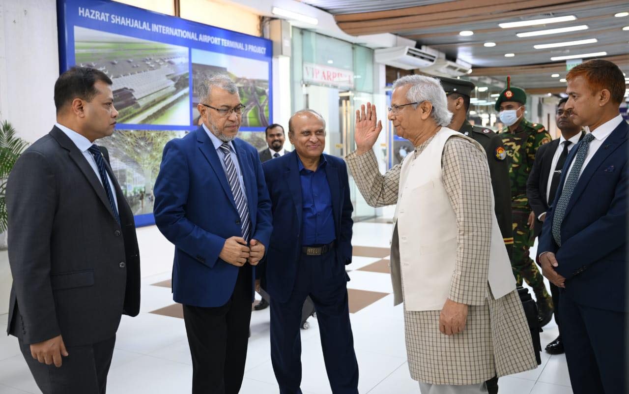 মালয়েশিয়া রওনা হওয়ার আগে ঢাকার শাহজালাল বিমানবন্দরে ড. মুহাম্মদ ইউনূস।