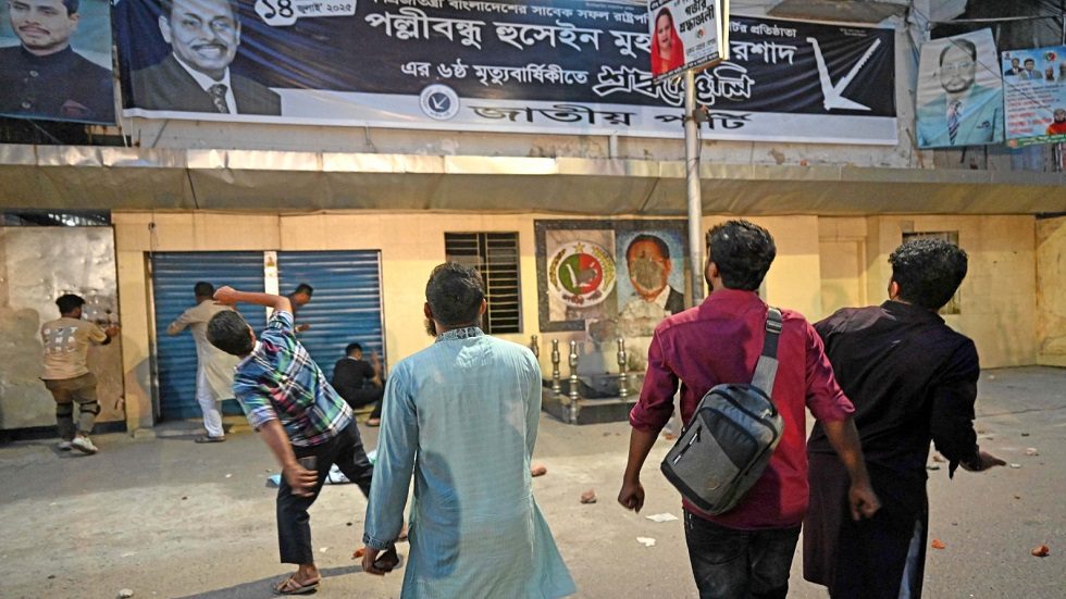 ঢাকার কাকরাইলে জাতীয় পার্টির (জাপা) কার্যালয়ে হামলা, ভাঙচুর ও অগ্নিসংযোগ করা হয়েছে। ছবি : হারুন-অর-রশীদ