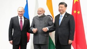 ফাইল ছবিতে ভারতের প্রধানমন্ত্রী নরেন্দ্র মোদী, রাশিয়ার প্রেসিডেন্ট ভ্লাদিমির পুতিন ও চীনের প্রেসিডেন্ট শি জিনপিং। এসসিও সম্মেলনে আবার এক হচ্ছেন তারা।