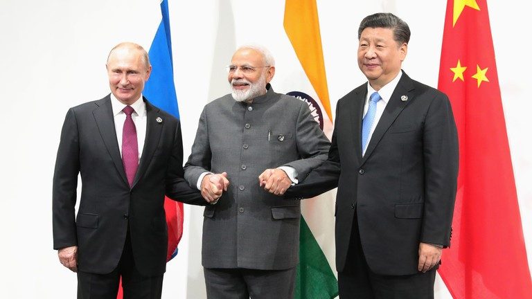 ফাইল ছবিতে ভারতের প্রধানমন্ত্রী নরেন্দ্র মোদী, রাশিয়ার প্রেসিডেন্ট ভ্লাদিমির পুতিন ও চীনের প্রেসিডেন্ট শি জিনপিং। এসসিও সম্মেলনে আবার এক হচ্ছেন তারা।