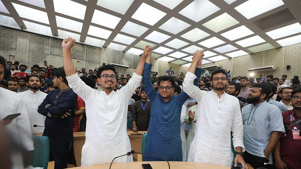 ডাকসুর ভিপি, জিএস ও এজিএস পদে জয়ী ছাত্রশিবির নেতা (বাঁ থেকে) মো. আবু সাদিক কায়েম, এস এম ফরহাদ ও মুহা. মহিউদ্দিন খান। বুধবার সকালে ঢাকা বিশ্ববিদ্যালয়ের সিনেট ভবনে। ছবি : হারুন-অর-রশীদ