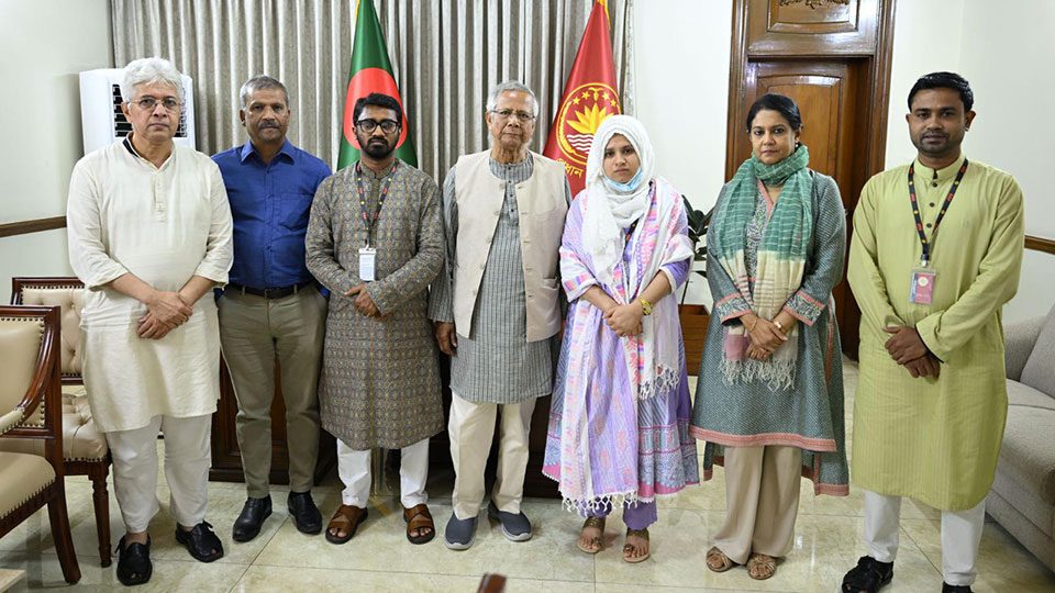 মঙ্গলবার রাষ্ট্রীয় অতিথি ভবন যমুনায় প্রধান উপদেষ্টার সঙ্গে সাক্ষাৎ করেন নুরের সহধর্মিনী মারিয়া আক্তার, গণ অধিকার পরিষদের সাধারণ সম্পাদক রাশেদ খান ও সিনিয়র যুগ্ম সাধারণ সম্পাদক হাসান আল মামুন। ছবি : প্রধান উপদেষ্টার ফেইসবুক পেইজ