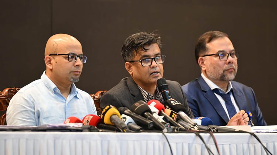 বৃহস্পতিবার রাজধানীর ফরেইন সার্ভিস একাডেমিতে আয়োজিত প্রেস ব্রিফিংয়ে প্রধান উপদেষ্টার প্রেস সচিব শফিকুল আলম। ছবি : বাসস
