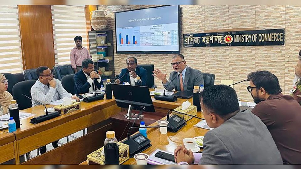 বাণিজ্য উপদেষ্টা শেখ বশিরউদ্দীন সোমবার সচিবালয়ে বাণিজ্য মন্ত্রণালয়ের সম্মেলন কক্ষে এক সভায় বক্তব্য দেন। ছবি : পিআইডি