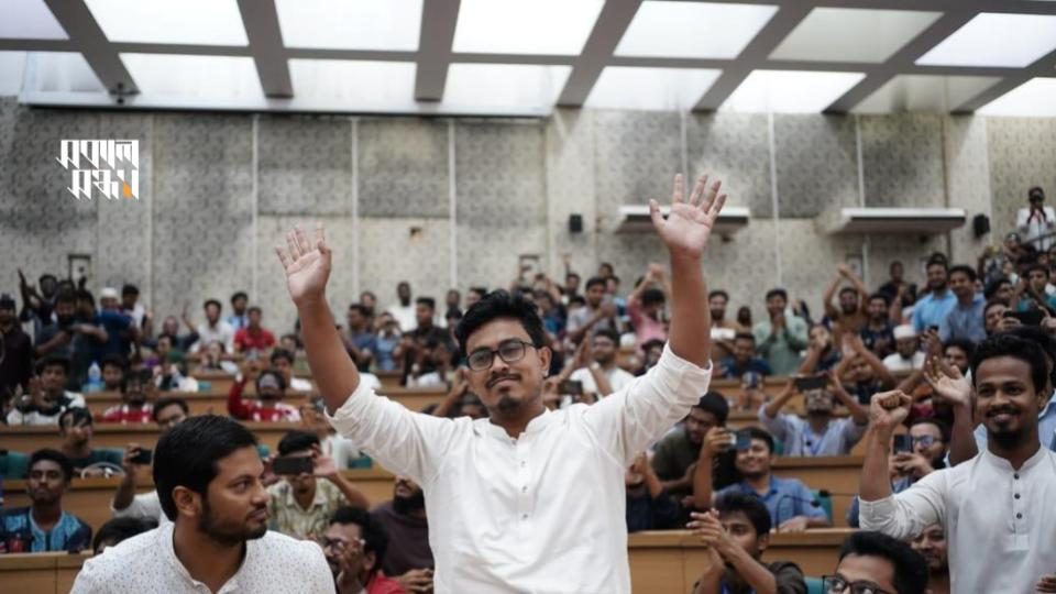 বিপুল ভোটে জয়ী হওয়ার উচ্ছ্বাস প্রকাশে সাদিক কায়েম।