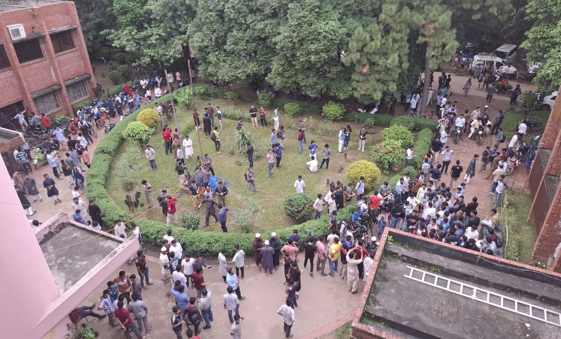 জাকসু নির্বাচন শেষ হওয়ার ২৪ ঘণ্টা পরও চলছিল ব্যালট গণনা। সিনেট ভবনে বসে থাকতে থাকতে হাঁপিয়ে পড়েন শিক্ষার্থীরা।