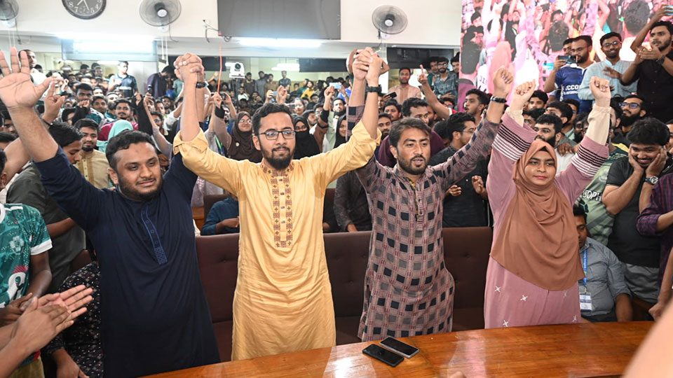 জাকসু নির্বাচনে ফল ঘোষণার পর উল্লসিত স্বতন্ত্র ভিপি প্রার্থী আব্দুর রশিদ জিতু, ইসলামী ছাত্রশিবির সমর্থিত ‘সমন্বিত শিক্ষার্থী জোট’ প্যানেলের জিএস প্রার্থী মাজহারুল ইসলাম, এজিএস প্রার্থী ফেরদৌস আল হাসান ও নারী এজিএস প্রার্থী আয়েশা সিদ্দিকা মেঘলা।