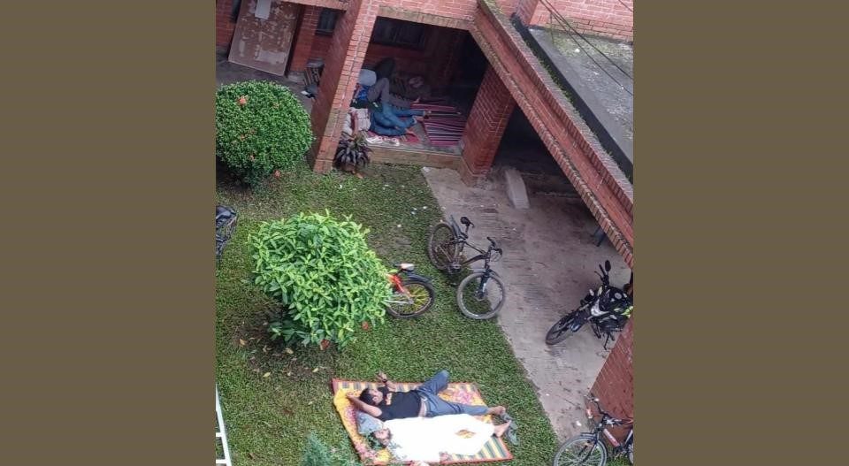 ক্লান্তি নিয়ে জাকসু নির্বাচনের ফলের অপেক্ষা জাহাঙ্গীরনগর বিশ্ববিদ্যালয়ের সিনেট ভবনে।