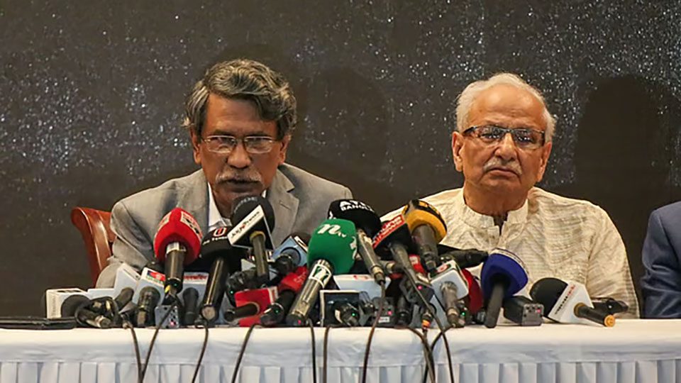 জুলাই জাতীয় সনদ বাস্তবায়নের উপায়-সম্পর্কিত সুপারিশ আজ মঙ্গলবার প্রধান উপদেষ্টা অধ্যাপক মুহাম্মদ ইউনূসের হাতে তুলে দেওয়ার পর ঢাকায় ফরেন সার্ভিস একাডেমিতে সংবাদ সম্মেলনে জাতীয় ঐকমত্য কমিশনের সহসভাপতি অধ্যাপক আলী রীয়াজ। ছবি : প্রথম আলো
