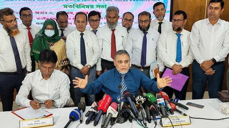 শনিবার বরিশাল সার্কিট হাউজ মিলনায়তনে বিভাগীয় ও জেলা পর্যায়ের কর্মকর্তাদের সঙ্গে মতবিনিময় করেন সিইসি এ এম এম নাসির উদ্দিন। ছবি : বাসস