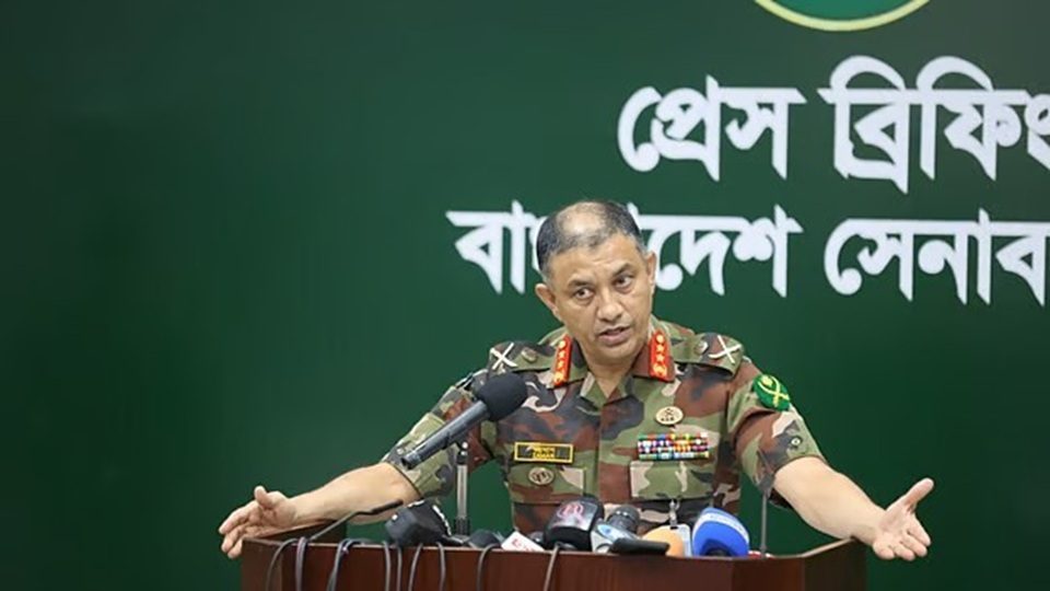 সংবাদ সম্মেলনে সেনাবাহিনীর অ্যাডজুট্যান্ট জেনারেল মেজর জেনারেল মো. হাকিমুজ্জামান। ঢাকা সেনানিবাসের মেস আলফা। ১১ অক্টোবর। ছবি : প্রথম আলো
