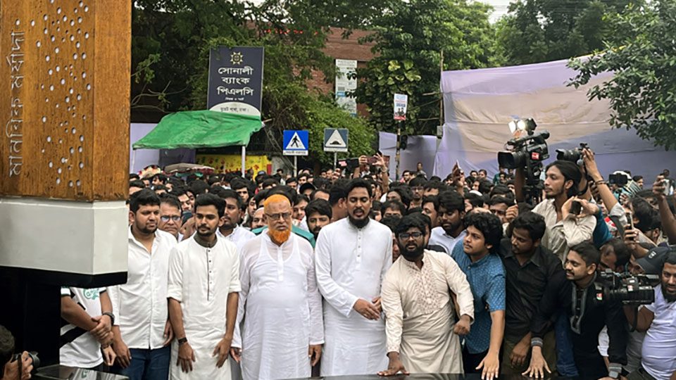মঙ্গলবার বুয়েট সংলগ্ন পলাশী গোলচত্বরে ‘আগ্রাসনবিরোধী আট স্তম্ভ’ উদ্বোধন করা হয়। ছবি : বাসস