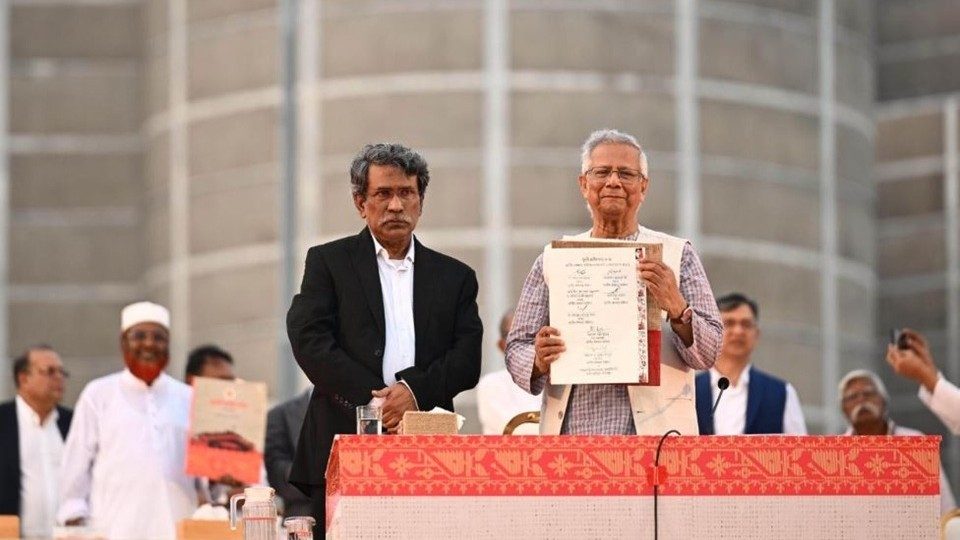 শুক্রবার জাতীয় সংসদের দক্ষিণ প্লাজায় জুলাই জাতীয় সনদ হাতে প্রধান উপদেষ্টা অধ্যাপক ড. মুহাম্মদ ইউনূস। ছবি : বাসস