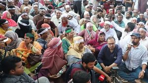 মঙ্গলবার দুপুরের দিকে রাজধানীর কেন্দ্রীয় শহীদ মিনারে বেসরকারি শিক্ষাপ্রতিষ্ঠানের এমপিওভুক্ত শিক্ষক-কর্মচারীরা। ছবি : প্রথম আলো