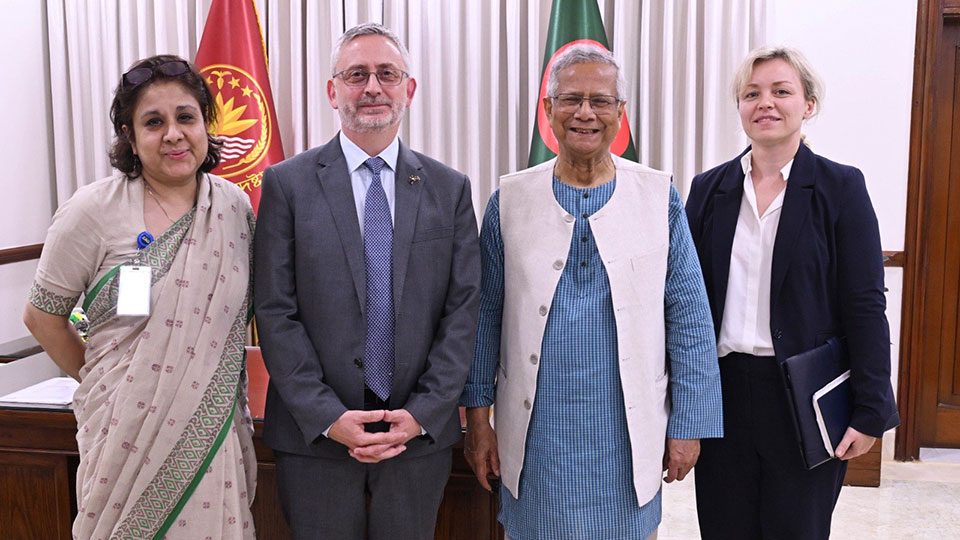 মঙ্গলবার রাষ্ট্রীয় অতিথি ভবন যমুনায় প্রধান উপদেষ্টা অধ্যাপক ড. মুহাম্মদ ইউনূসের সঙ্গে সাক্ষাৎ করেন বাংলাদেশে নিযুক্ত ইইউ রাষ্ট্রদূত মাইকেল মিলার। ছবি : প্রধান উপদেষ্টার প্রেস উইং