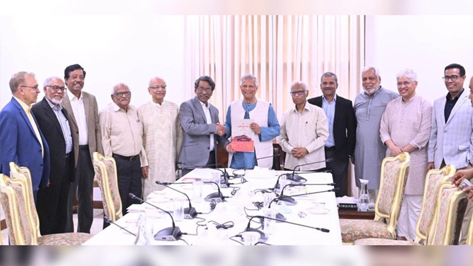 জুলাই সনদের বাস্তবায়নের সুপারিশ মঙ্গলবার দুপুরে রাষ্ট্রীয় অতিথি ভবন যমুনায় অন্তর্বর্তীকালীন সরকারের প্রধান উপদেষ্টা অধ্যাপক ড. মুহাম্মদ ইউনূসের কাছে হস্তান্তর করেছে জাতীয় ঐকমত্য কমিশন। ছবি : প্রধান উপদেষ্টার প্রেস উইং