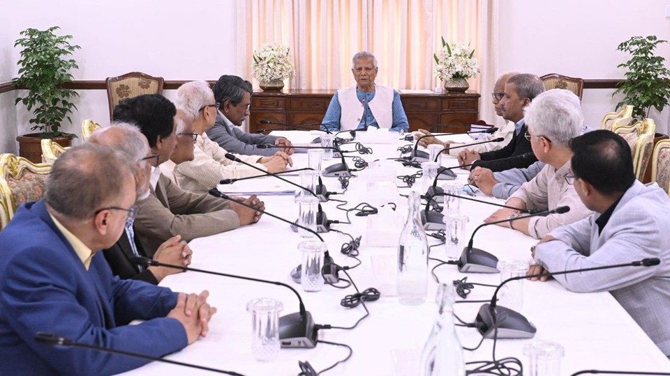 প্রধান উপদেষ্টা অধ্যাপক ড. মুহাম্মদ ইউনূস মঙ্গলবার রাষ্ট্রীয় অতিথি ভবন যমুনায় জুলাই জাতীয় সনদ বাস্তবায়নের উপায় বিষয়ক সুপারিশ হস্তান্তর অনুষ্ঠানে বক্তব্য রাখেন। ছবি : পিআইডি