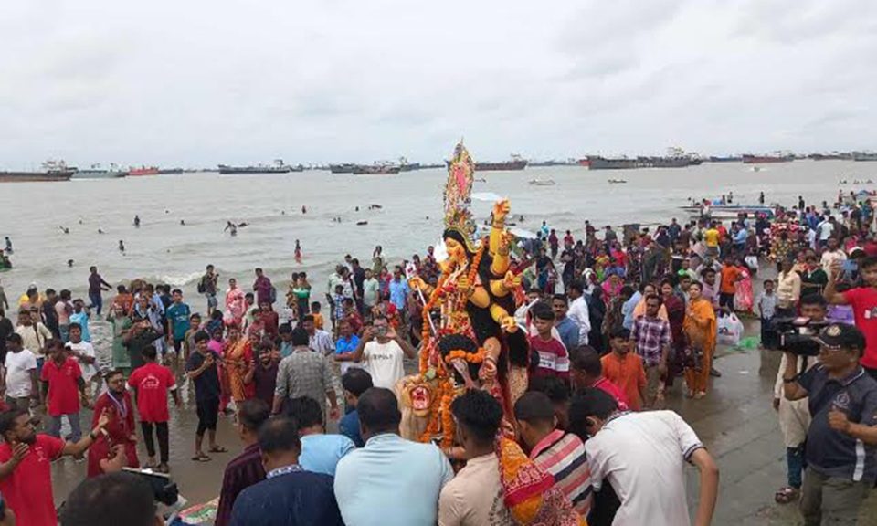বৈরী আবহাওয়ার মধ্যেও বিসর্জন দেখতে পতেঙ্গা সমুদ্রসৈকতে মানুষের ঢল নামে। ছবি : বাসস