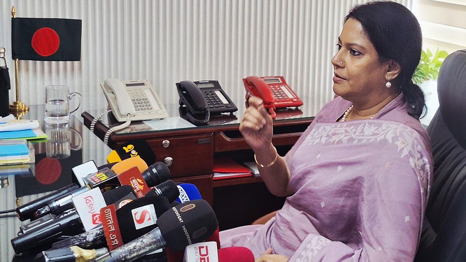 পরিবেশ, বন ও জলবায়ু পরিবর্তনবিষয়ক উপদেষ্টা সৈয়দা রিজওয়ানা হাসান বুধবার সচিবালয়ে সমসাময়িক নানা বিষয়ে সাংবাদিকদের ব্রিফ করেন। ছবি : পিআইডি