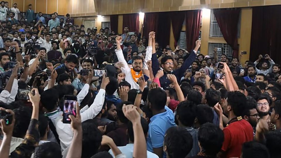 ফলাফল ঘোষণার পর চাকসুর নতুন ভিপি মো. ইব্রাহিম হোসেন (সাদা পাঞ্জাবি) ও জিএস সাঈদ বিন হাবিব। ব্যবসায় প্রশাসন অনুষদ ভবন, ১৬ অক্টোবর ২০২৫। ছবি : প্রথম আলো
