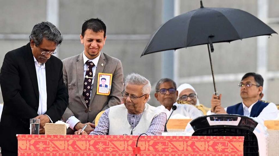 সনদে সই করার পর প্রধান উপদেষ্টা বলেন, রাজনৈতিক দল ও ঐকমত্য কমিশন ‘অসম্ভবকে সম্ভব’ করেছে। সারা বিশ্বের কাছে এটি ‘উদাহরণ হয়ে থাকবে’। ছবি : পিআইডি