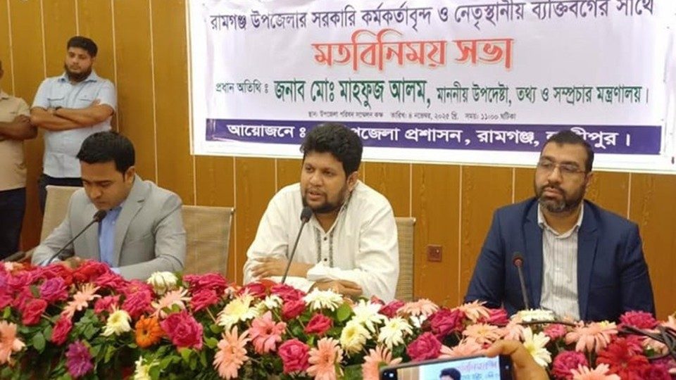 তথ্য ও সম্প্রচার মন্ত্রণালয়ের উপদেষ্টা মাহফুজ আলম মঙ্গলবার দুপুরে লক্ষ্মীপুরের রামগঞ্জ উপজেলা পরিষদ মিলনায়তনে জুলাই শহীদ পরিবারের সদস্যদের সঙ্গে সাক্ষাতের সময় সাংবাদিকদের উদ্দেশে কথা বলেন। ছবি : বাসস
