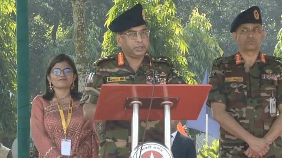 জয়পুরহাট গার্লস ক্যাডেট কলেজের প্রাক্তন শিক্ষার্থীদের পুনর্মিলনী অনুষ্ঠানে বক্তব্য দিচ্ছেন সেনাপ্রধান জেনারেল ওয়াকার-উজ-জামান। ছবি : ইউএনবি