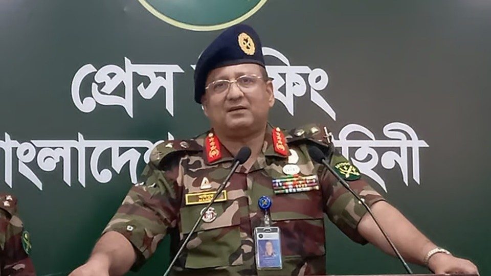 লেফটেন্যান্ট জেনারেল মো. মাইনুর রহমান। বুধবার ঢাকা সেনানিবাসের অফিসার্স মেসে সংবাদ সম্মেলনে। ছবি : প্রথম আলো