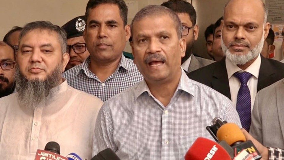 আইন, বিচার ও সংসদ বিষয়ক উপদেষ্টা ড. আসিফ নজরুল রবিবার রাজশাহী চিফ জুডিশিয়াল ম্যাজিস্ট্রেট আদালত ভবনের লিগ্যাল এইড অফিসে বিচারকদের সঙ্গে মতবিনিময় শেষে সাংবাদিকদের সাথে কথা বলেন। ছবি : বাসস