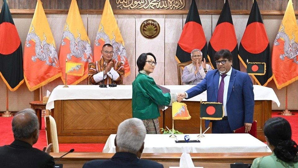 প্রধান উপদেষ্টা অধ্যাপক ড. মুহাম্মদ ইউনূস এবং ভুটানের প্রধানমন্ত্রী শেরিং তোবগে সমঝোতা স্মারক সই অনুষ্ঠান ও নথি বিনিময় প্রত্যক্ষ করেন। ছবি : প্রধান উপদেষ্টার প্রেস উইং