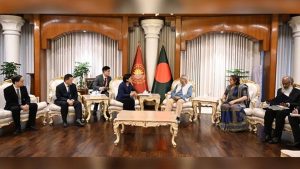 বৃহস্পতিবার রাষ্ট্রীয় অতিথি ভবন যমুনায় প্রধান উপদেষ্টার সঙ্গে বৈঠক করেন এক্সপোর্ট-ইমপোর্ট ব্যাংক অব চায়নার (এক্সিম ব্যাংক) ভাইস প্রেসিডেন্ট ইয়াং দোংনিং। ছবি : প্রধান উপদেষ্টার প্রেস উইং